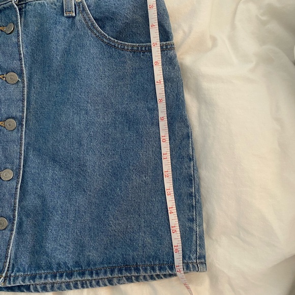 LEVIS Mini Button Front Denim Skirt / Medium Wash / Size 32 - Picture 7 of 7